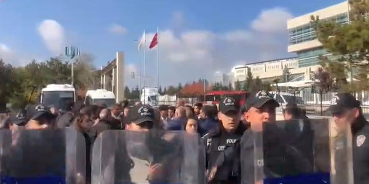 Eğitimcilerin AYM önündeki eylemine polis engeli: 3 gözaltı