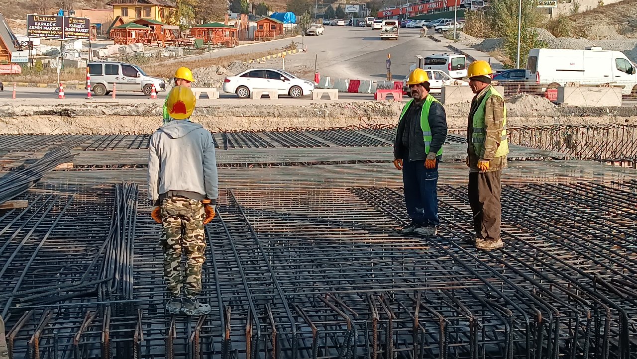 Yol inşaat işçileri Atatürk'e saygı duruşunda bulundu