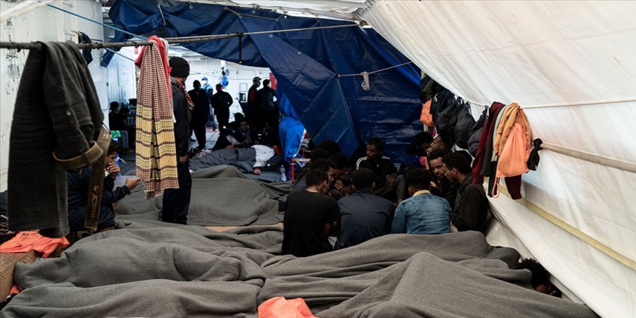 Paris ve Roma arasında göçmen krizi: Gemi Fransa limanına demirledi