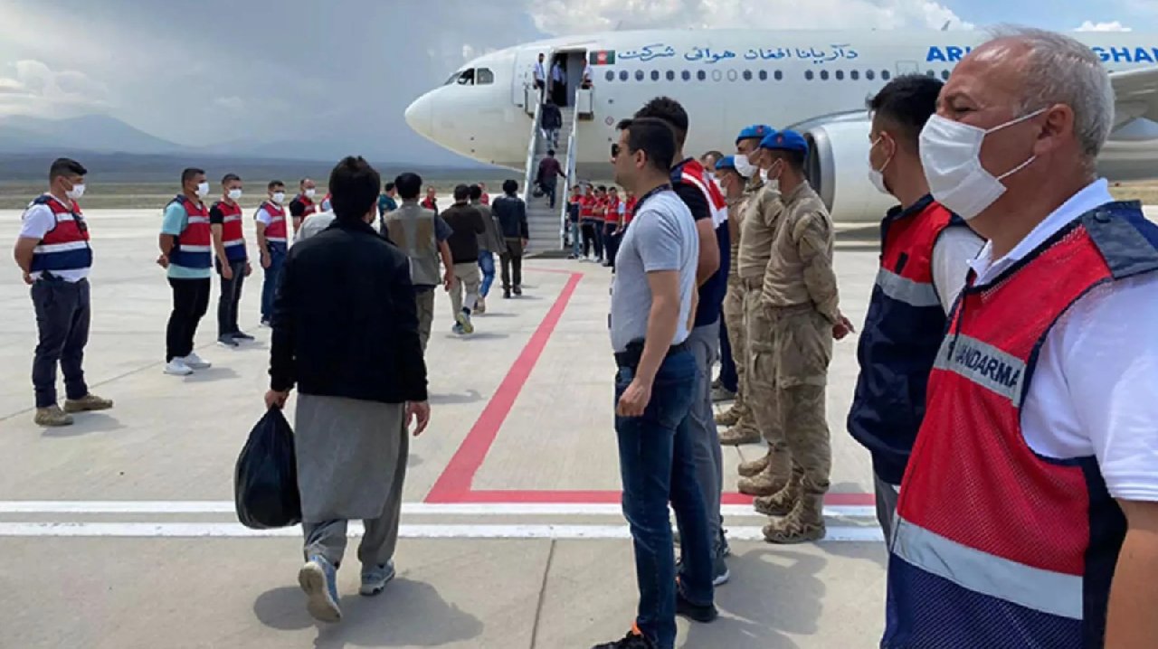 101 bin 574 kaçak göçmen sınır dışı edildi