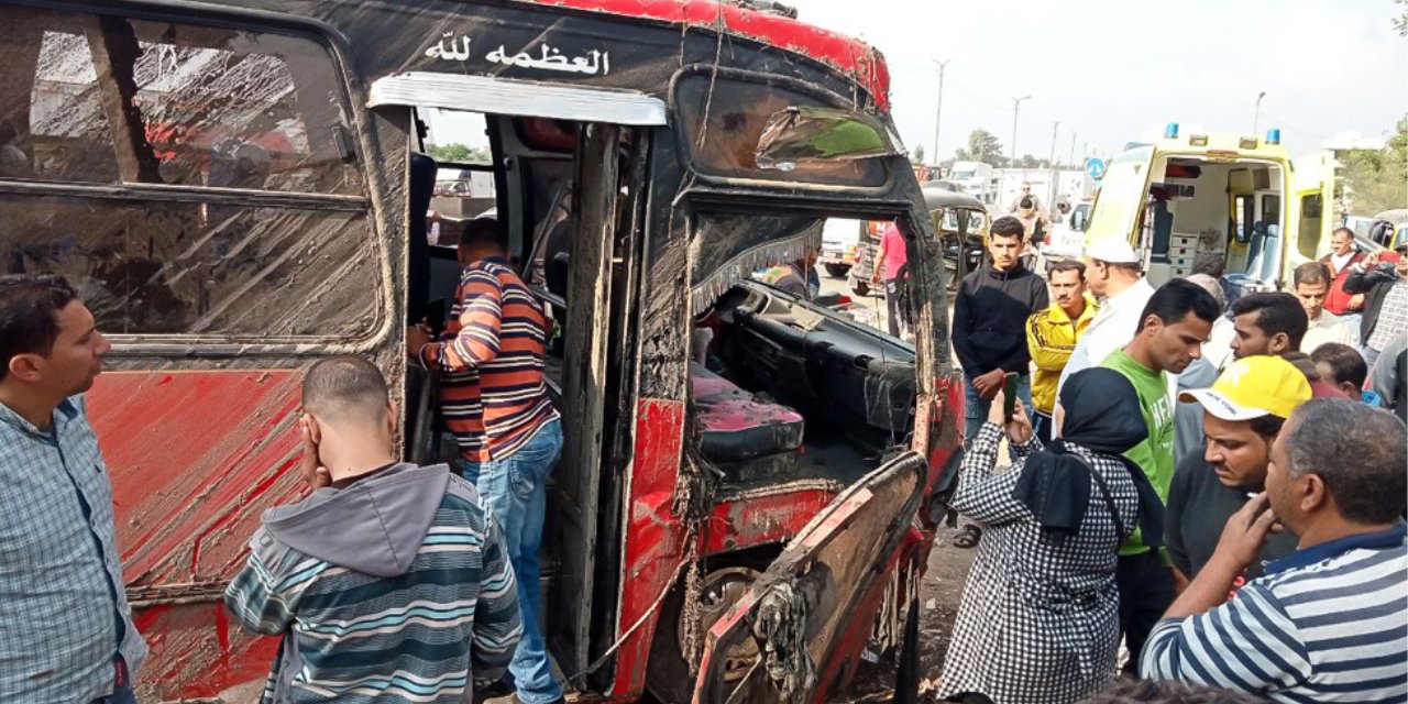 Mısır'da otobüs devrildi: 19 ölü