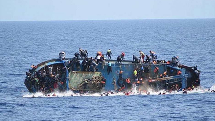 Umuda yolculuk facia ile son buldu: Mültecileri taşıyan tekne battı, çok sayıda ölü var!