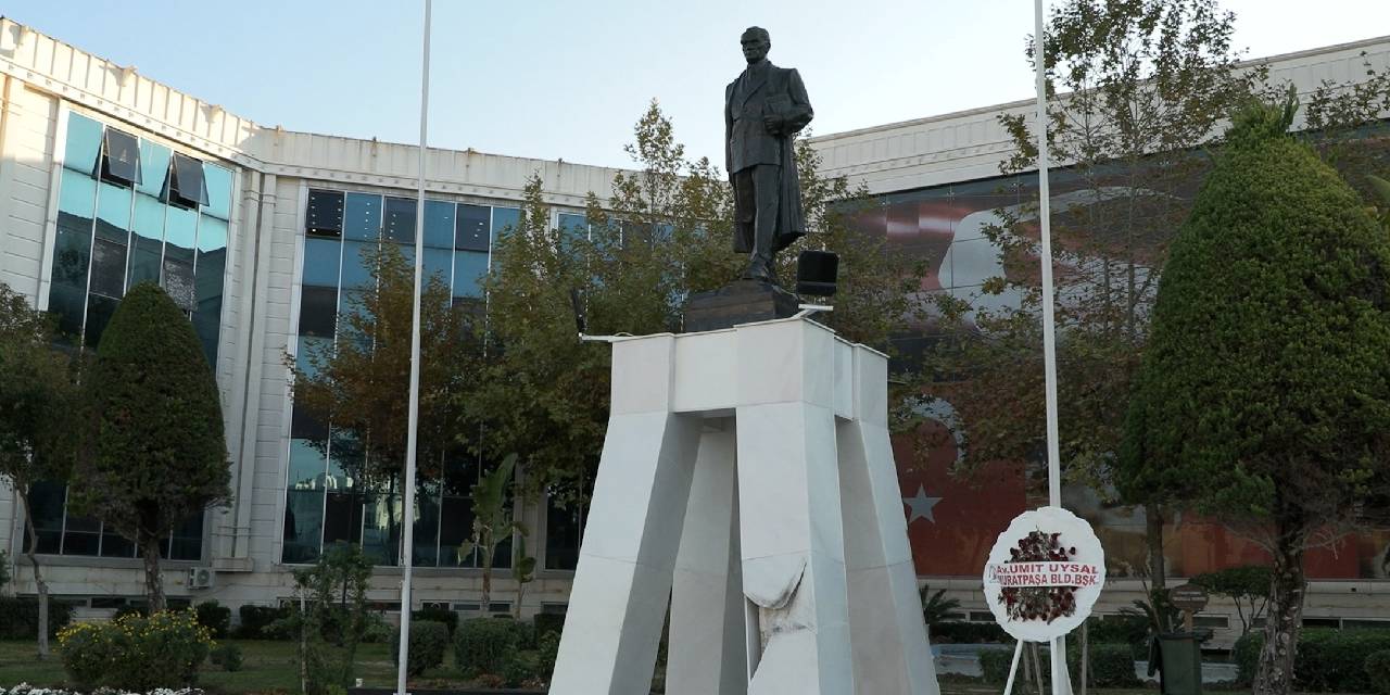 Atatürk Anıtı'na balyozla saldıran kişi tutuklandı