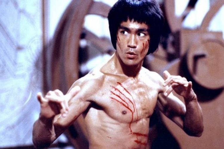 Bruce Lee fazla su içmekten mi öldü?