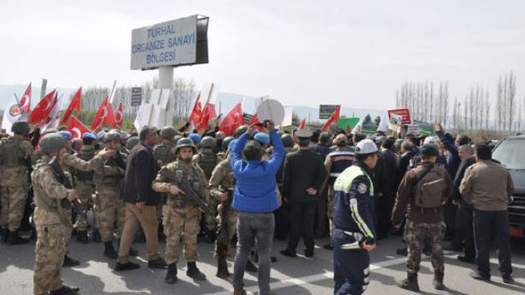 Şeker fabrikası çalışanları Bakan Fakıbaba'nın konvoyunun önünü kesti