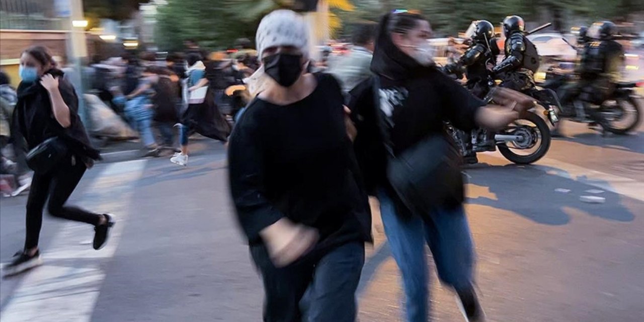 İran'da tansiyon düşmüyor: Polis göstericilere ateş açtı