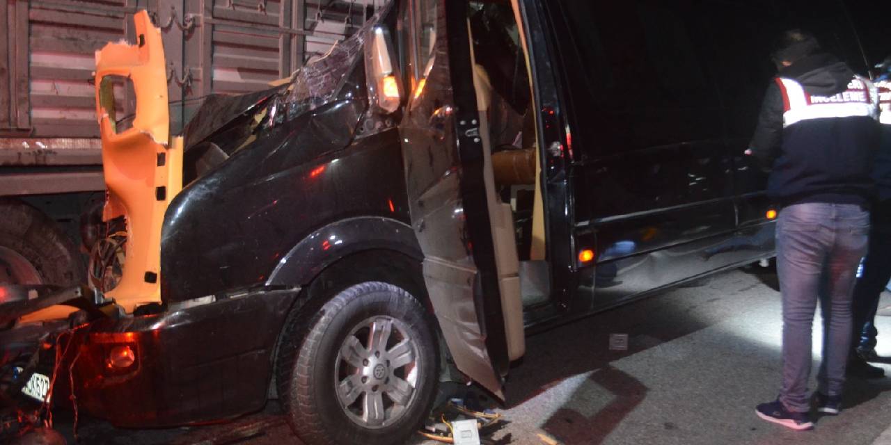Tiyatro ekibini taşıyan minibüs, TIR'a çarptı: 3 ölü, 8 yaralı