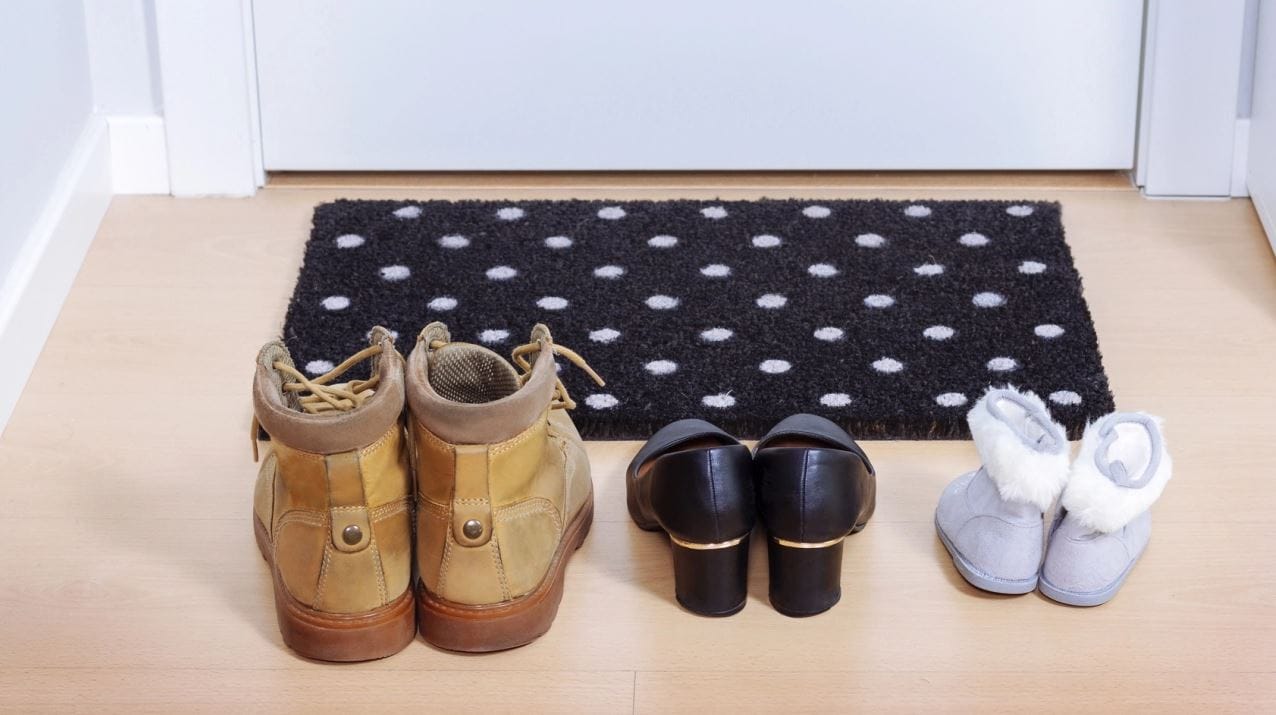 Kapı önüne ayakkabı koyarken bir kez daha düşünün