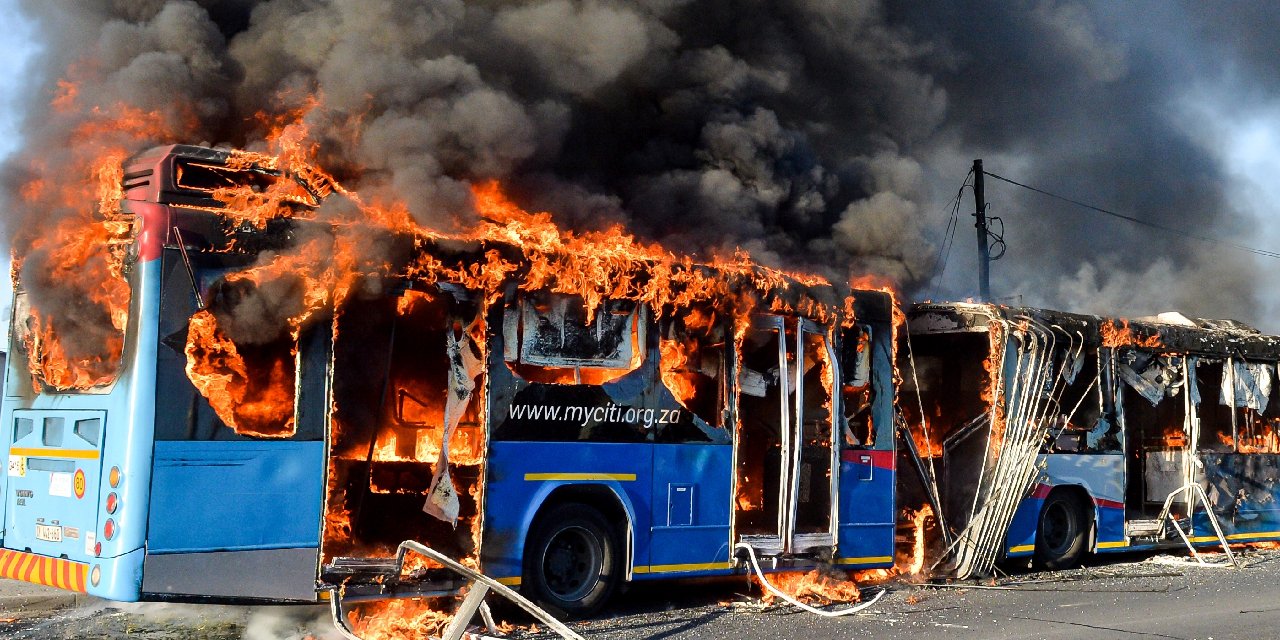 Cape Town'da grev: Dolmuşçular 3 otobüsü ateşe verdi