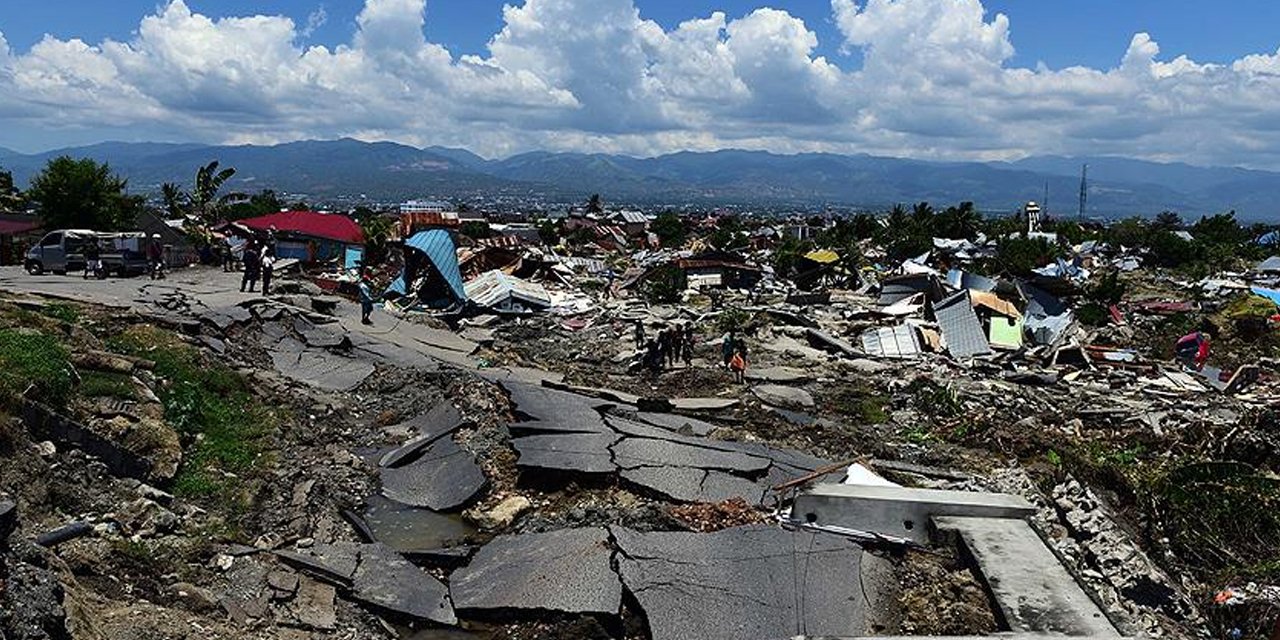 Endonezya depreminde ölü sayısı 321'e yükseldi