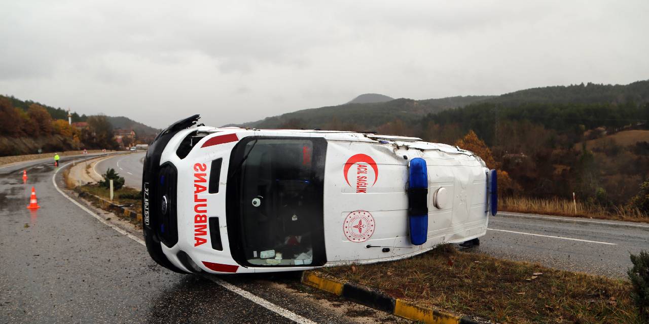 Kastamonu'da ambulans devrildi: 3 yaralı