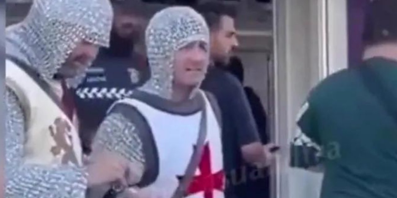 İngiliz taraftarlar Katar'a Haçlı kıyafetleriyle damga vurdu