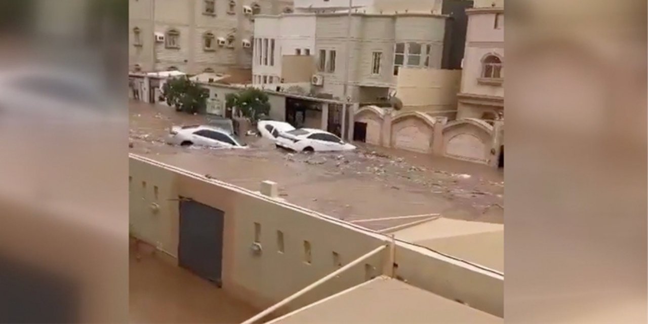 Suudi Arabistan'da şiddetli yağış 2 can aldı