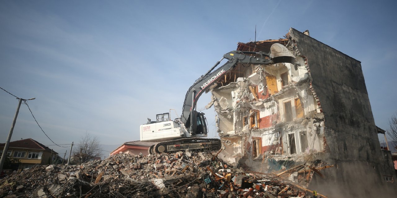 Düzce'de ağır hasar alan 5 bina yıkıldı
