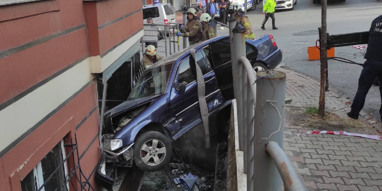 Minibüsle otomobil çarpıştı: Otomobil binanın balkonuna düştü, 3 kişi yaralandı