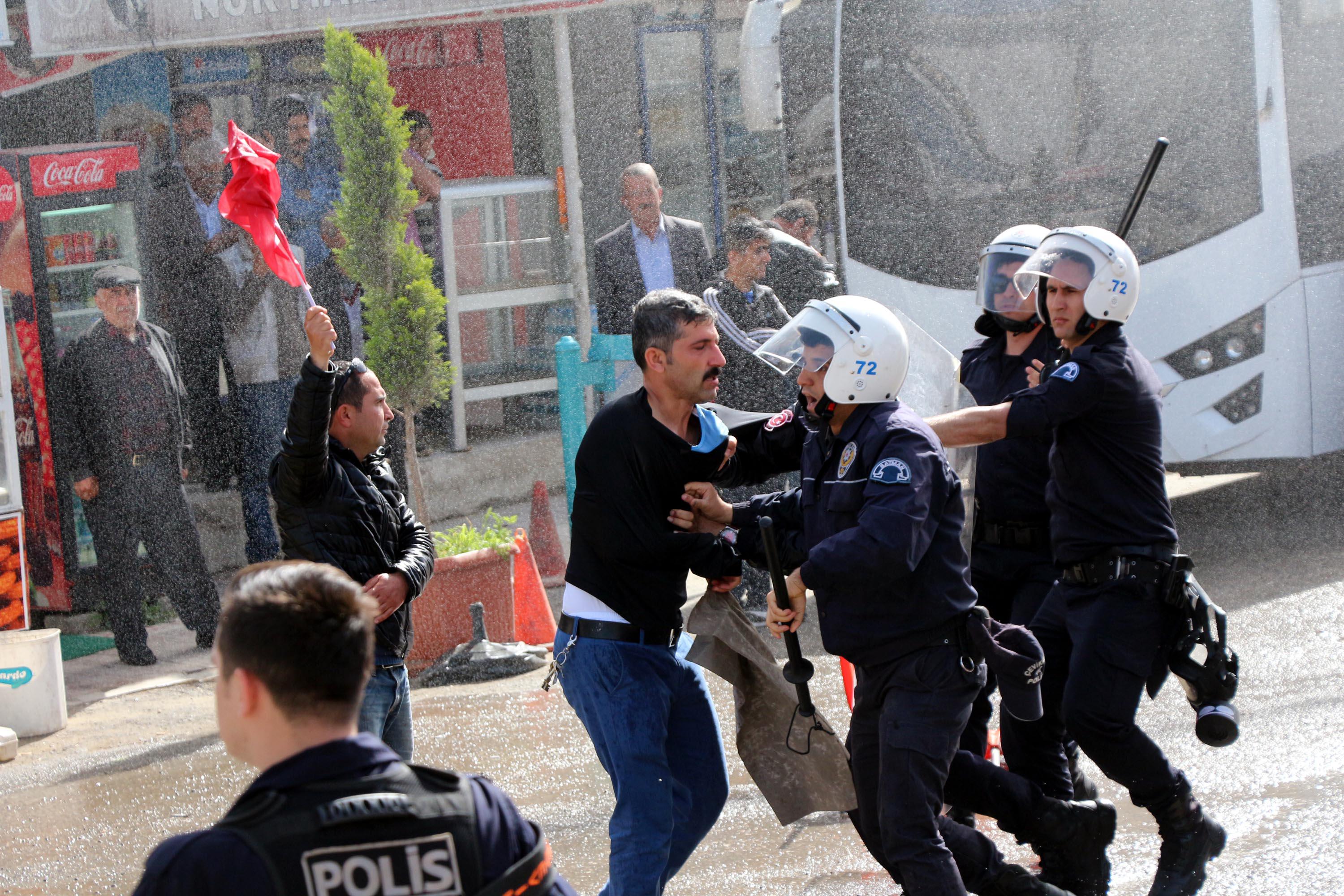 Tahliye kararını protesto eden esnafa polis müdahale etti