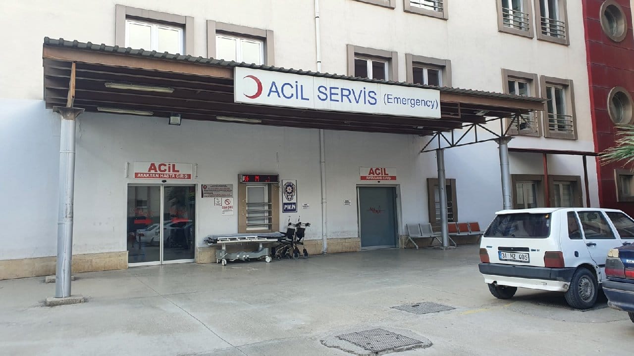 Osmaniye'de 23 öğrenci zehirlenme şüphesiyle hastaneye kaldırıldı