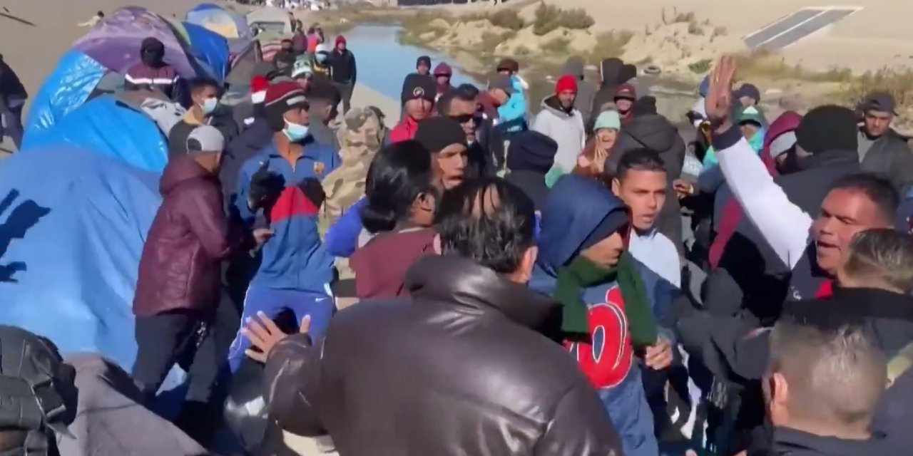Meksika polisi ABD sınırındaki göçmen kampını dağıttı