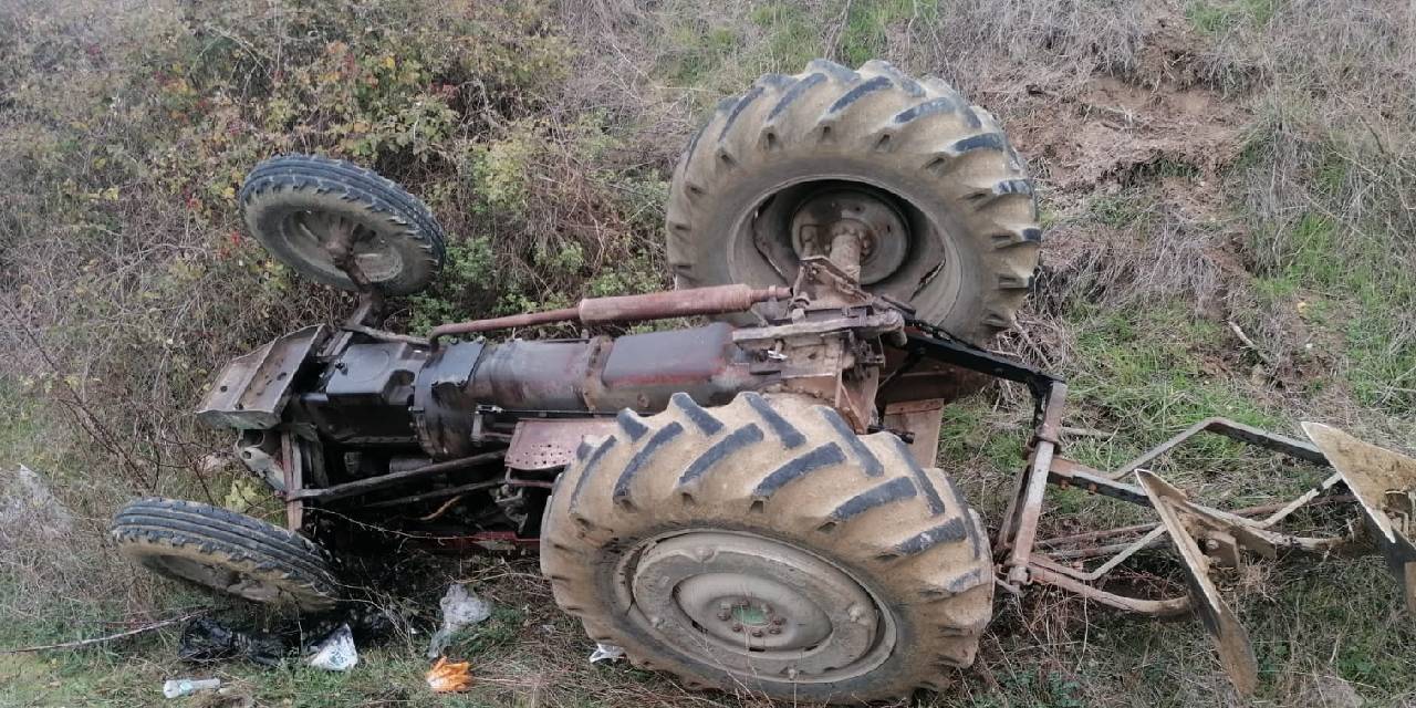 Devrilen traktörün altında kalan belediye çalışanı öldü
