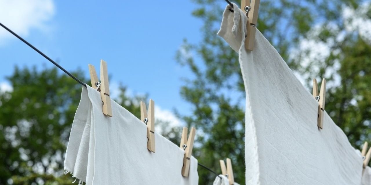 Çamaşırlarınızı bembeyaz yapan 3 malzemeli basit deterjan karışımı