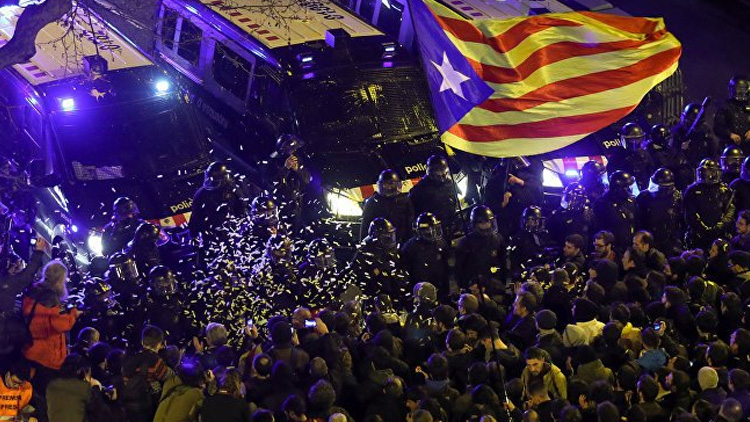 Madrid, Katalan liderler için tutuklama kararı alınca Katalonya karıştı