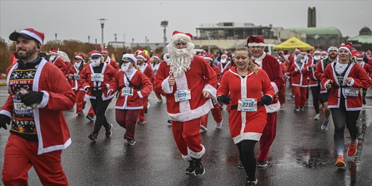 Yüzler 'Geleneksel Noel Baba Koşusu'nda koştu