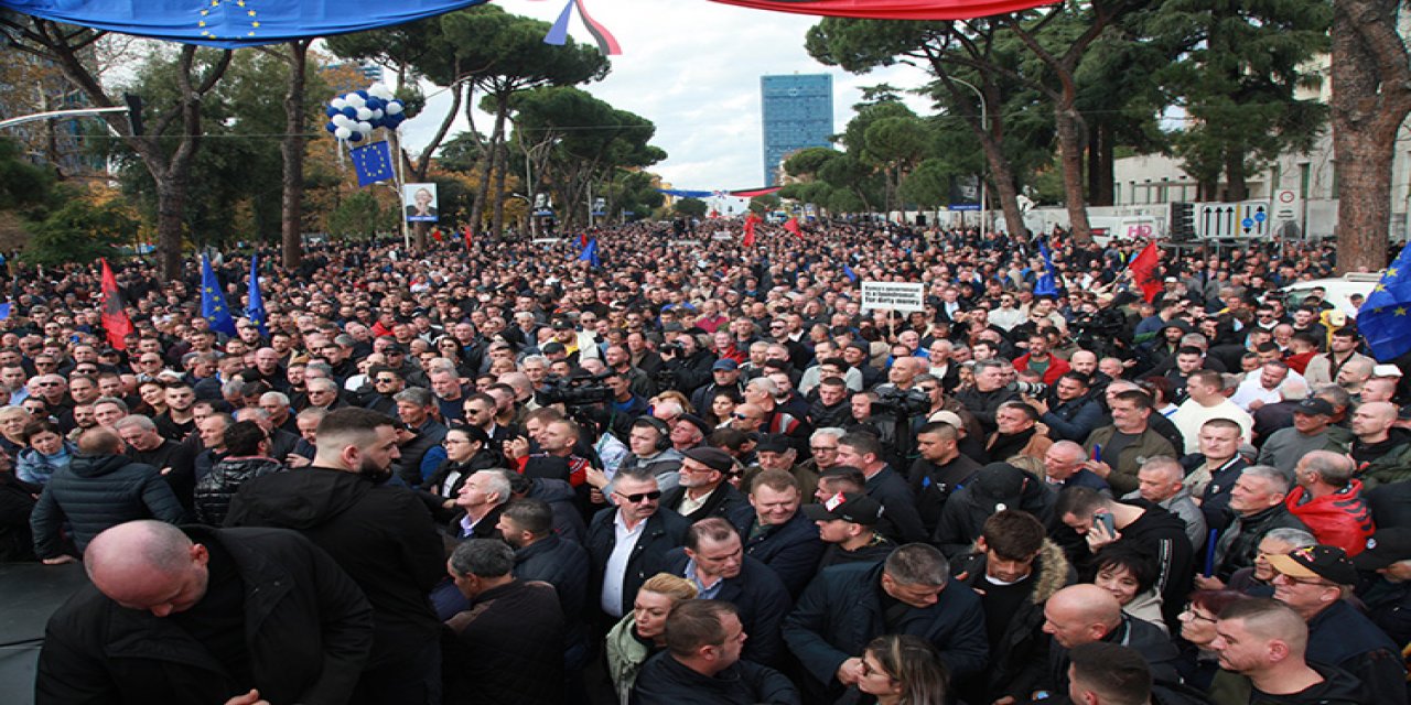 Eski Cumhurbaşkanı da katıldı: Arnavutluk'ta protesto