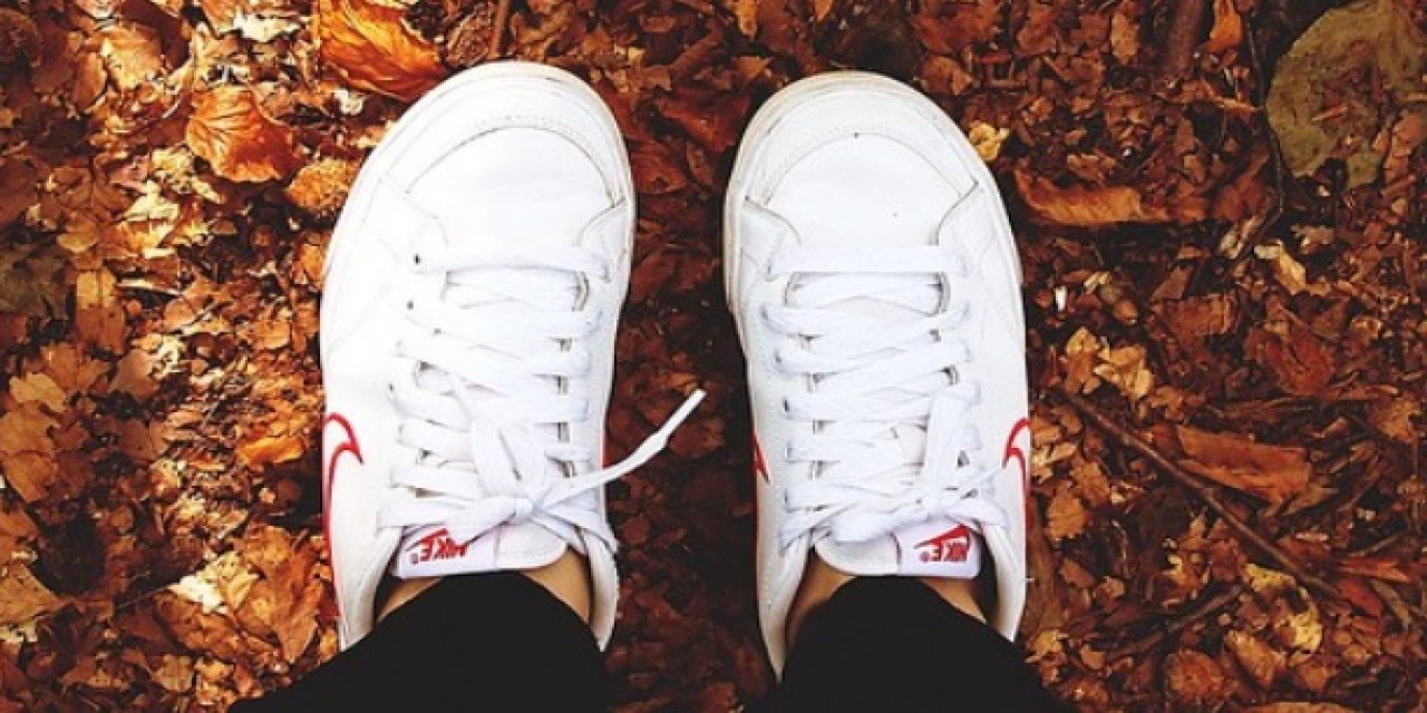 Beyaz ayakkabılarınız hep beyaz kalsın nasıl mı? İşte en etkili temizlik sırrı