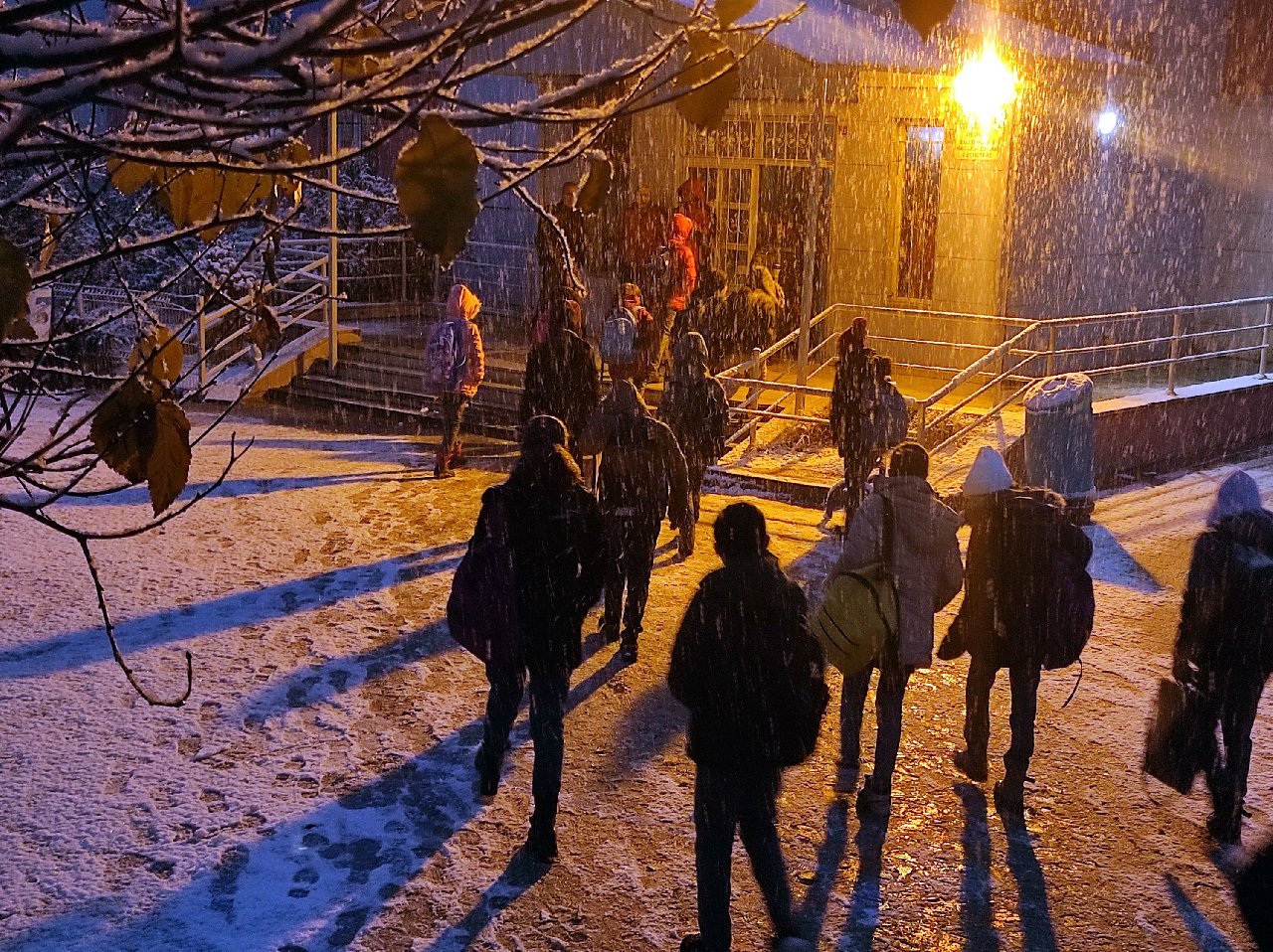Mevsimin ilk karı düştü; öğrenciler kar altında okullarına gitti