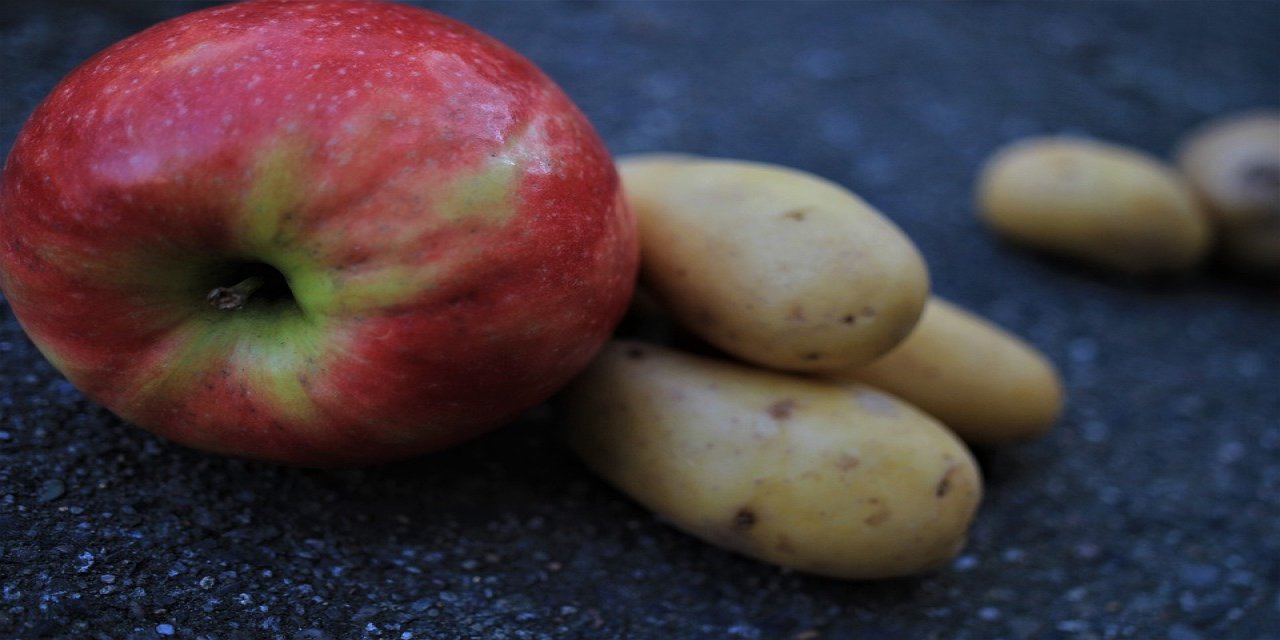 Patatesin yanına elma koyun. O sorun tamamen geçiyor ve aylarca dayanıyor