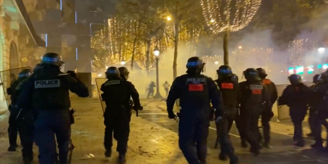 Fas taraftarlarına Fransız polisinden müdahale