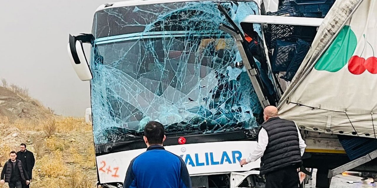 Otobüs, TIR'a çarptı: 9 yaralı