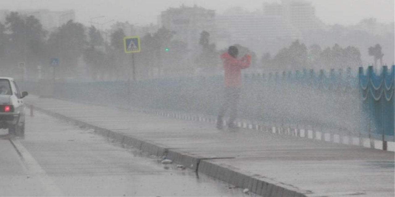 Antalya'da sağanak: Evleri su bastı