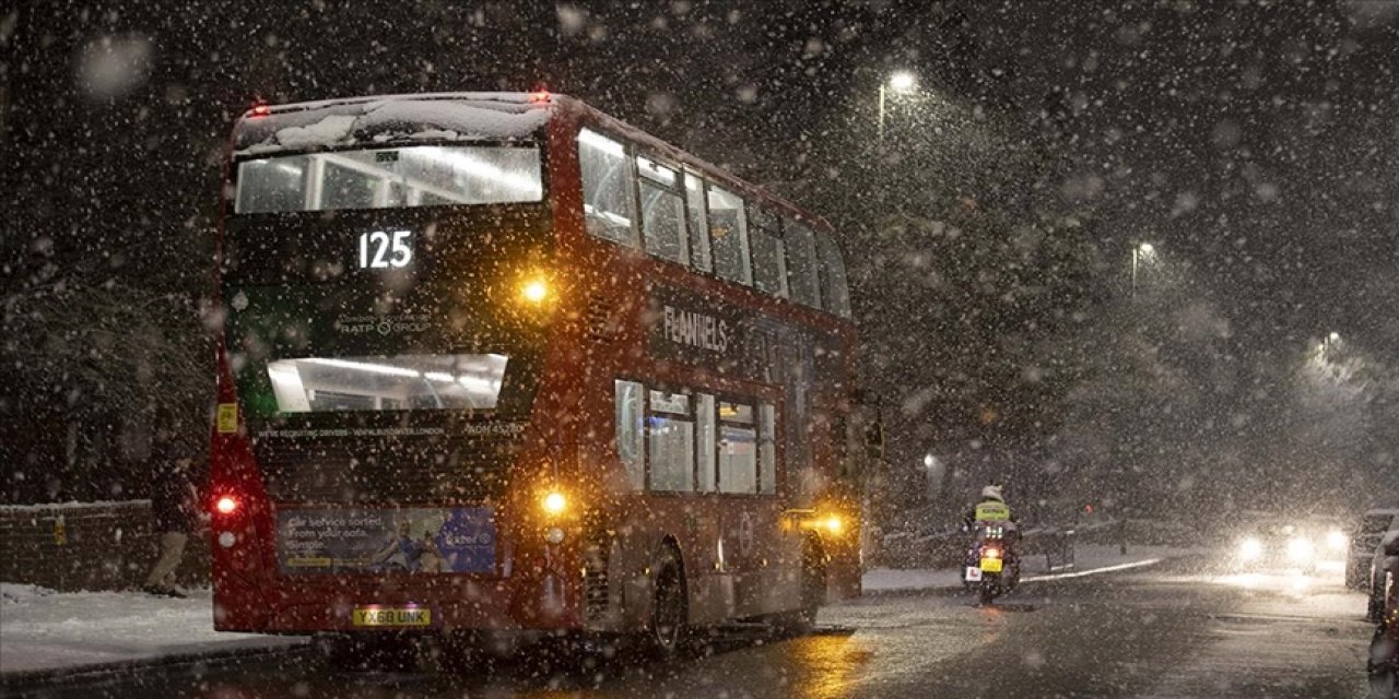 İngiltere'de yoğun kar yağışı: Hayat durdu
