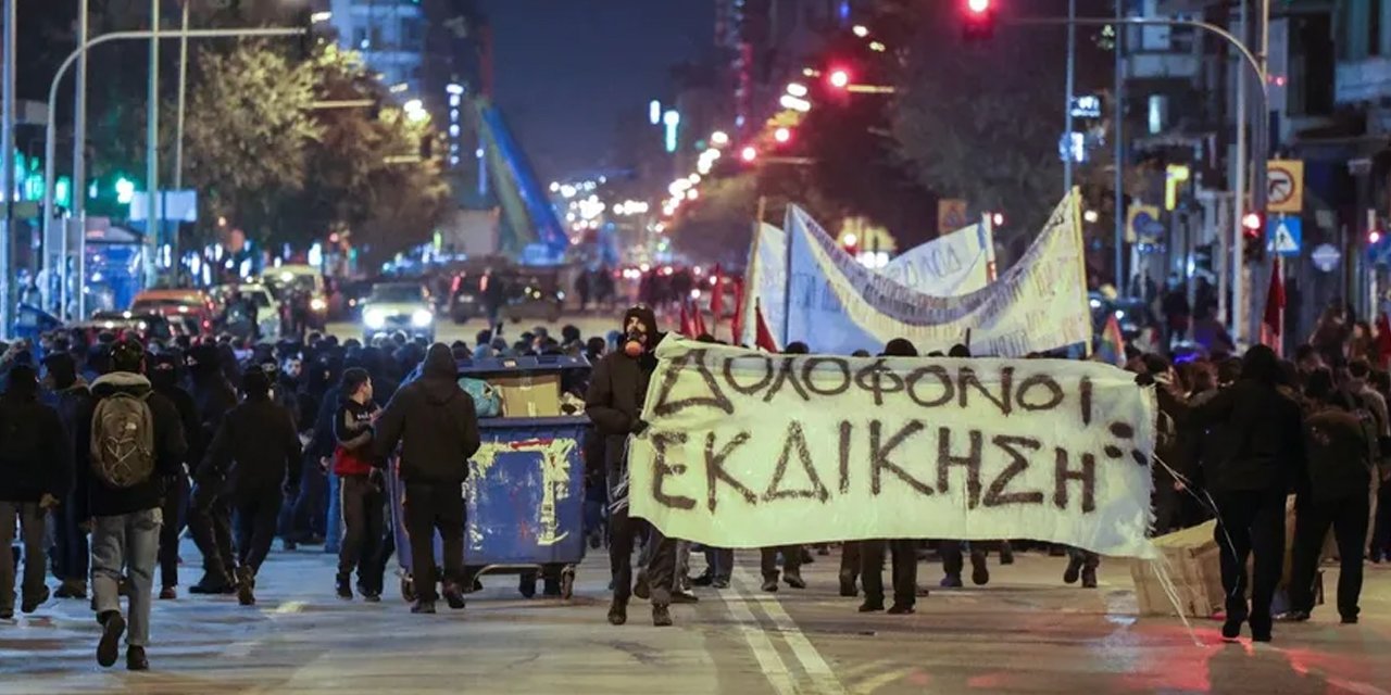 Yunanistan'da polis ateşiyle ölen çocuk için protesto