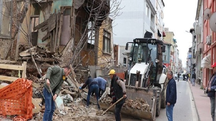 Edirne'de metruk binanın bir bölümü yola yıkıldı