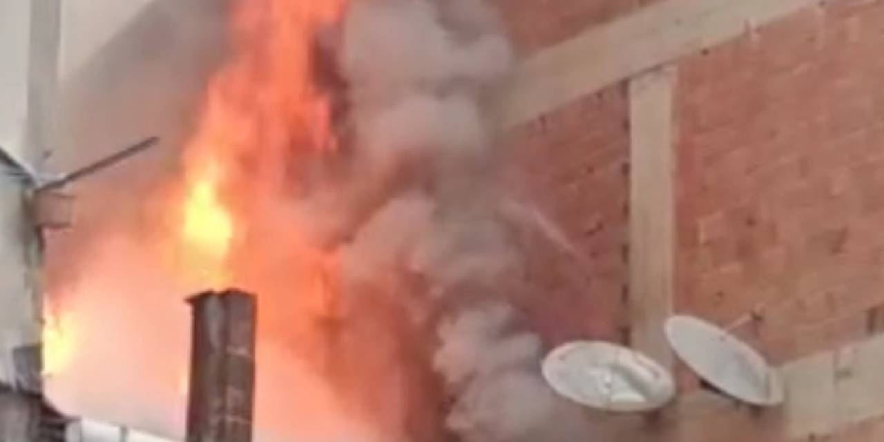 2 katlı binanın çatısında yangın çıktı