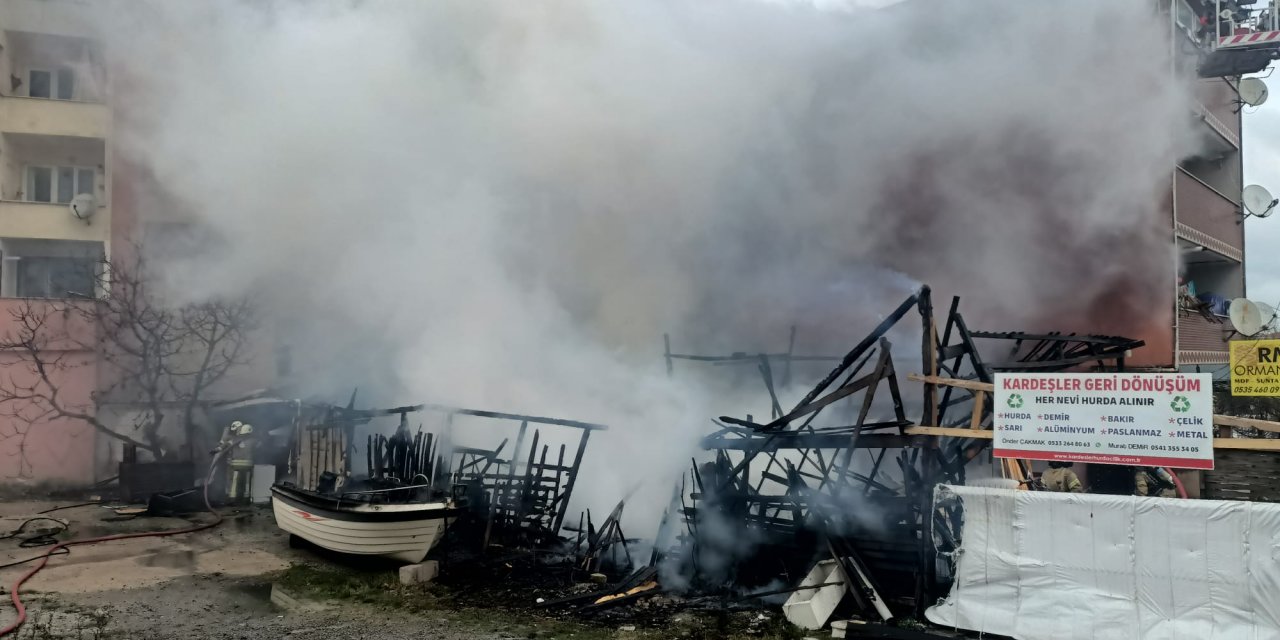 Ataşehir'de marangoz deposunda yangın