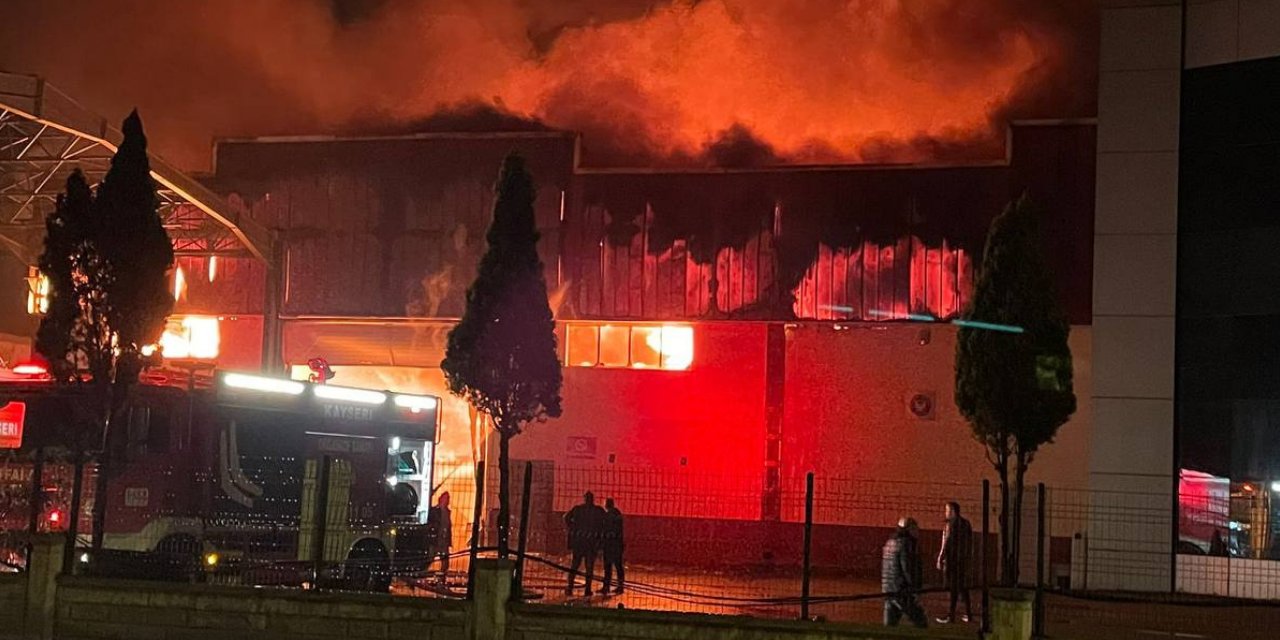 Kayseri'de çelik kapı fabrikasında yangın
