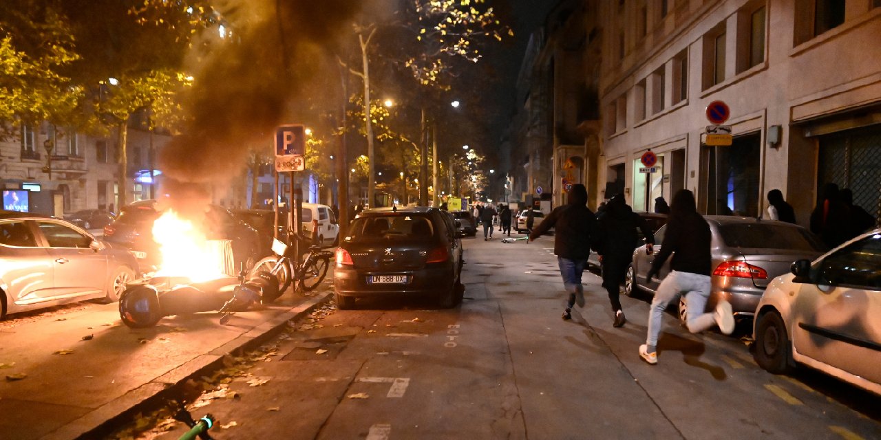 Fransa Fas'ı eledi, sokaklar karıştı: Faşistler Faslılara saldırıyor