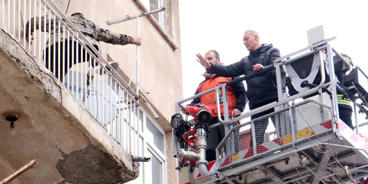 Polisi görünce alt katın balkonuna atladı: Mahsur kalınca yakalandı