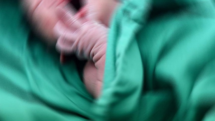 Öldü denilen bebek morgda canlandı