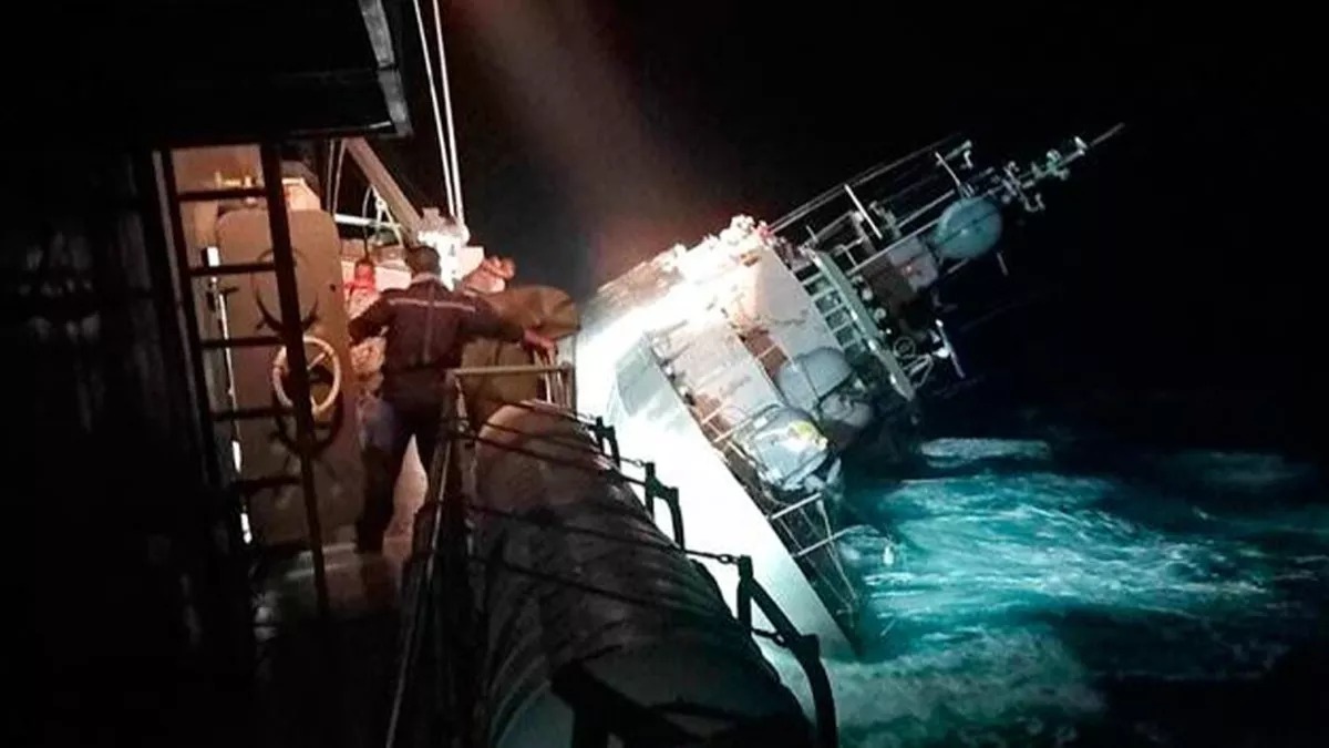 Tayland donanmasına ait gemi battı: Kayıp 31 denizci aranıyor