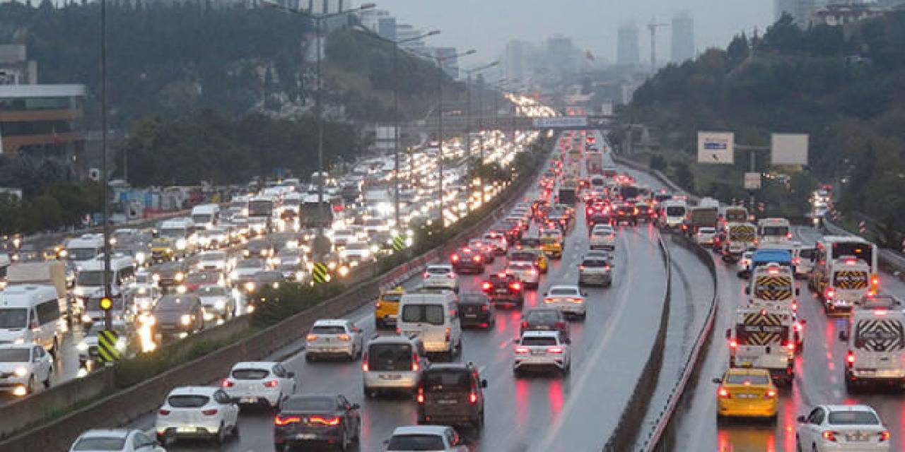Yağış haftanın ilk iş gününde trafiği durdurdu