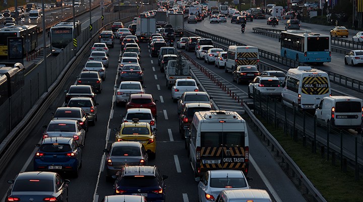 İstanbul'a yağmur etkisi: Trafik yoğunluğu yüzde 70'i aştı