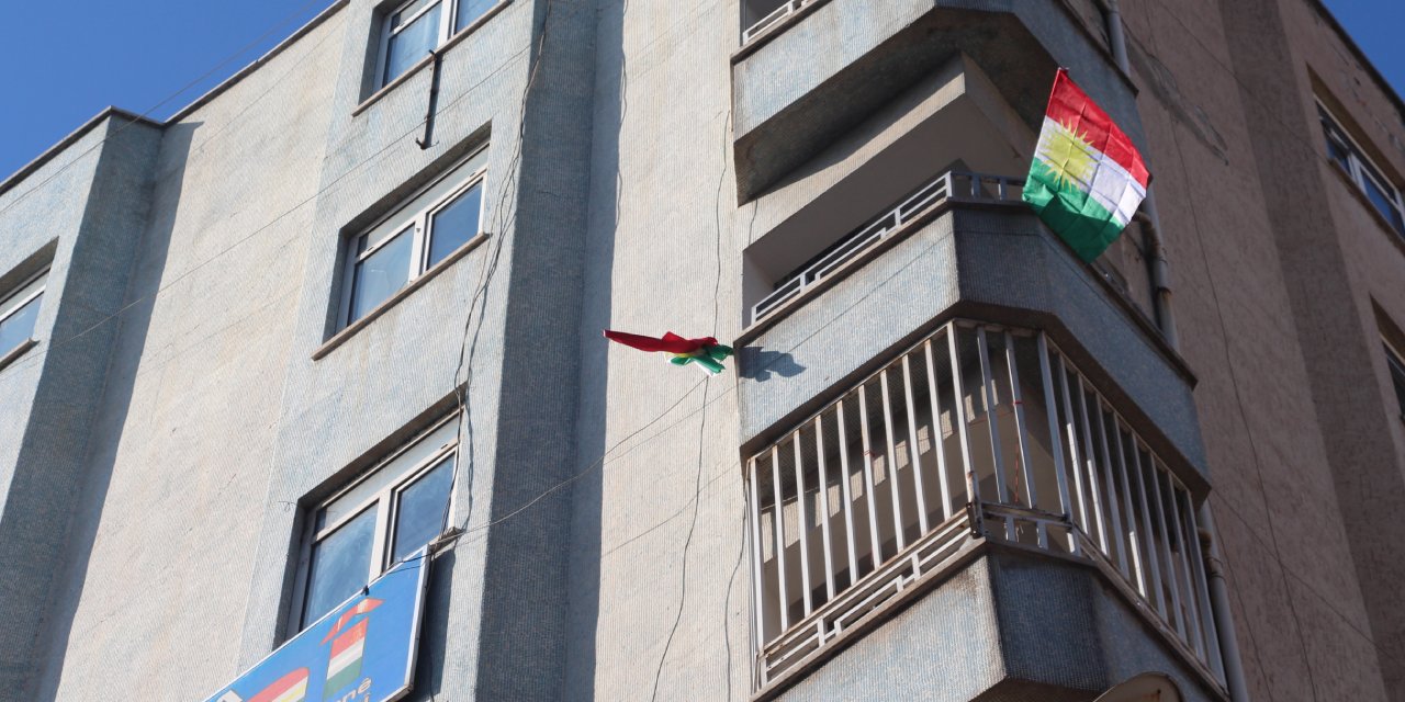 Diyarbakır’da 3 binaya asılan IKBY bayrakları toplandı
