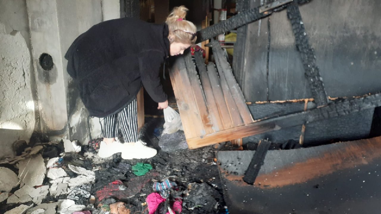 Elektriği kesilen ve mum ışığında uyuyakalan vatandaşın evinde yangın çıktı