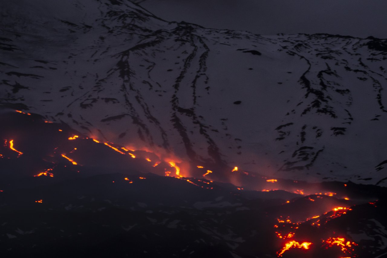 Etna Yanardağı yeniden faaliyete geçti