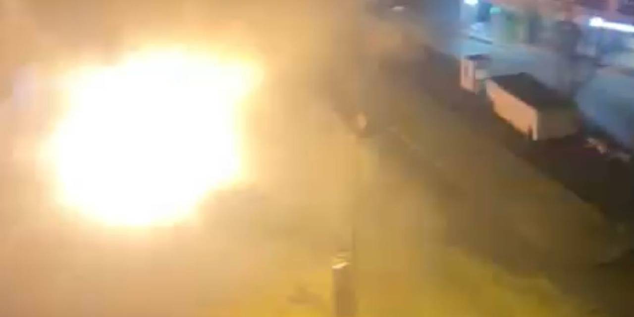 Kadıköy'de korkutan patlama: Yeraltı kabloları yandı