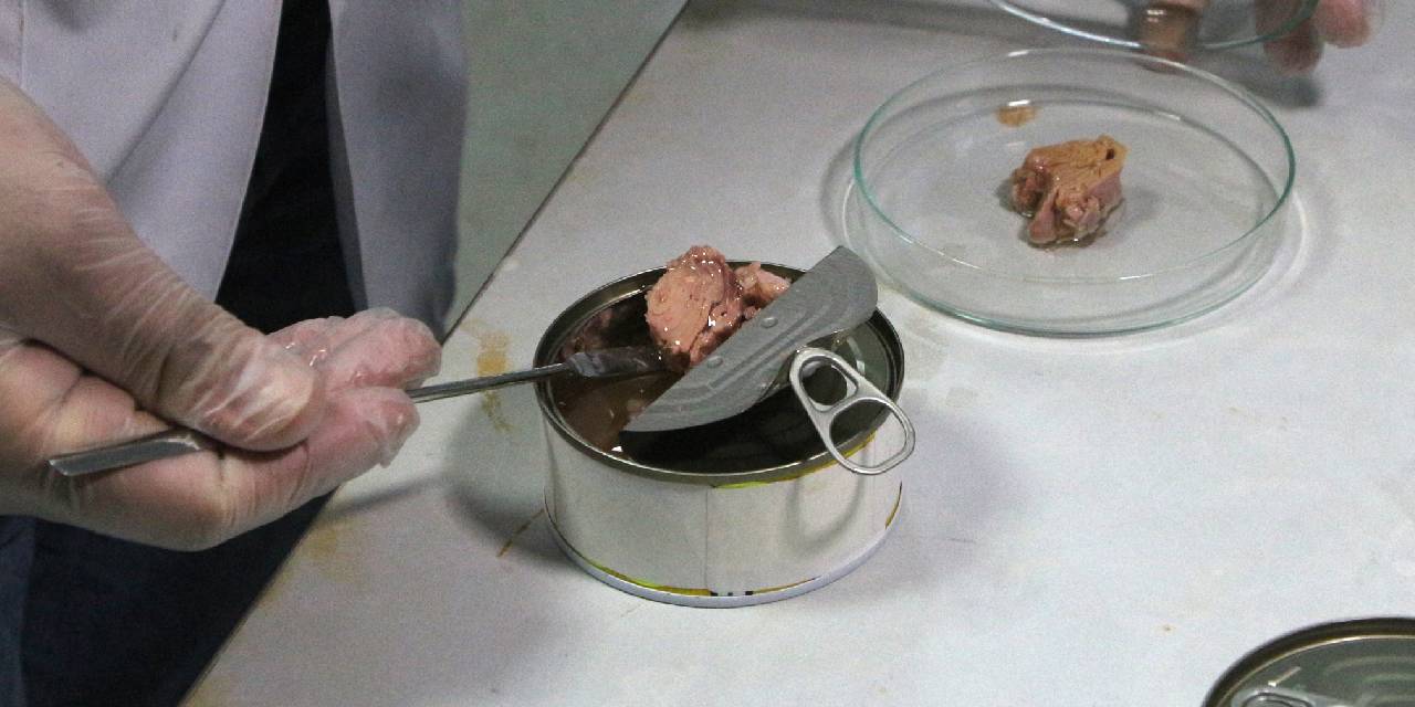 Konserve Açacağı Olmadan Acil Durumlarda Konserveyi Nasıl Açarsınız? Akılda Tutulması Gereken Yararlı Bir Numara